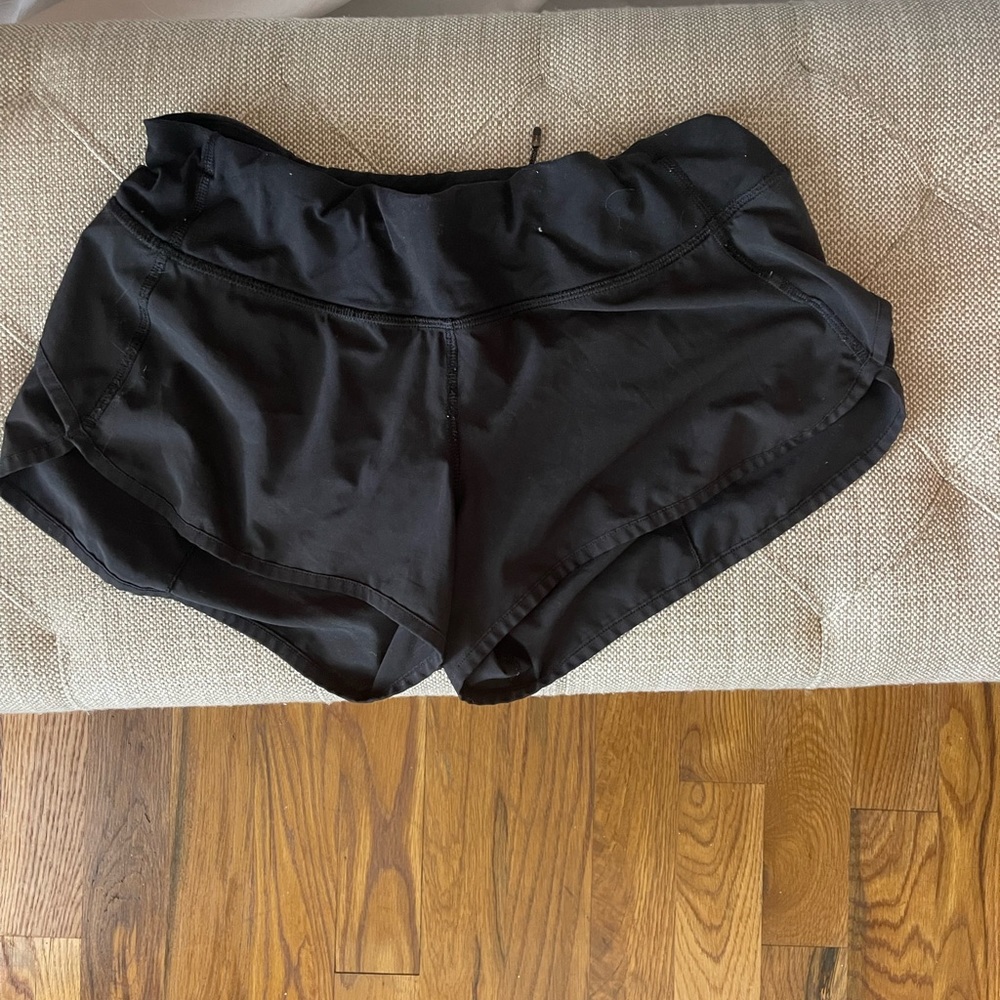 black lululemon low rise speed up shorts size 6 2.5 inch